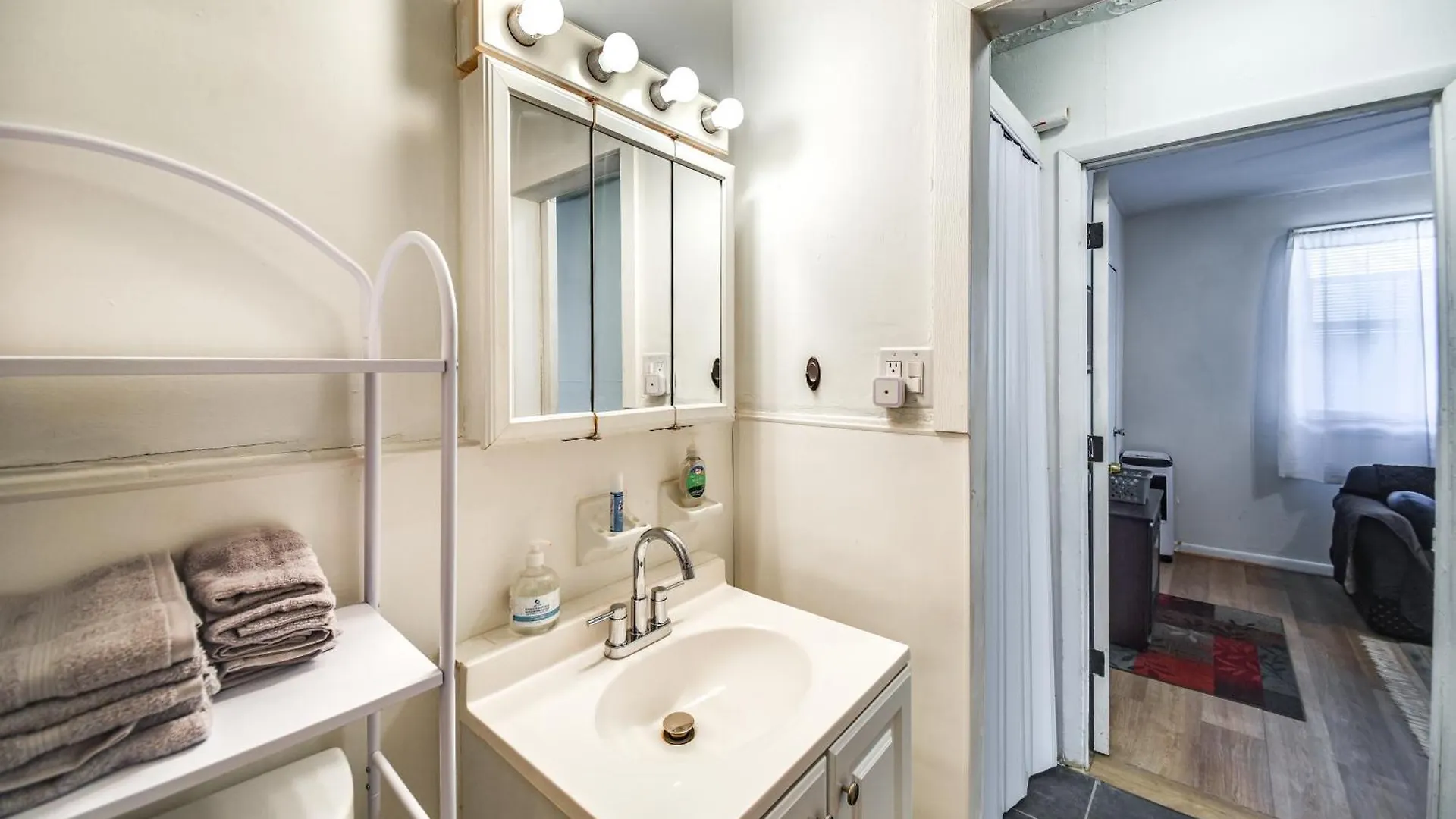 1 Mi To Dtwn Remote Work-Friendly Apt In Hampton! United States
